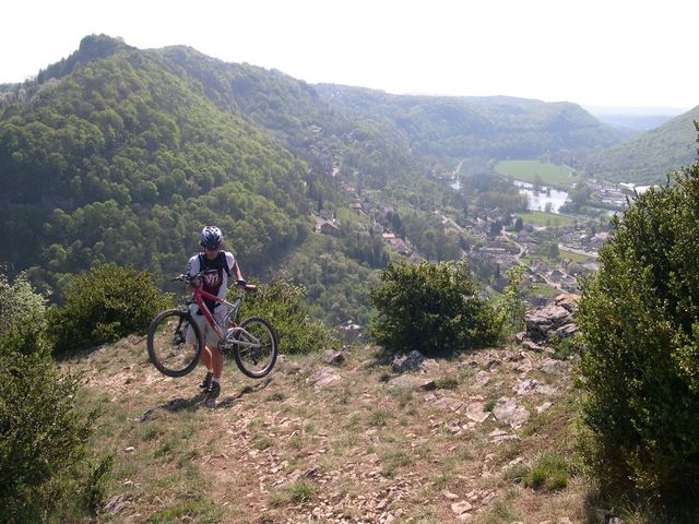 Le GR au dessus de la falaise